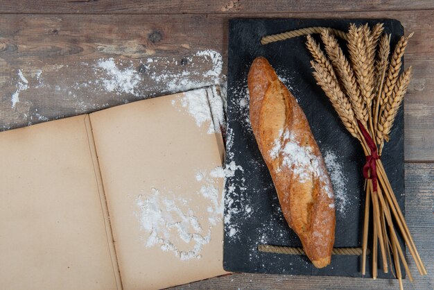 Baguette o pane francese e alcune spighe di grano