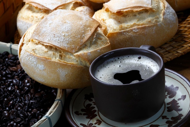 baguette pane e caffè in pasticceria