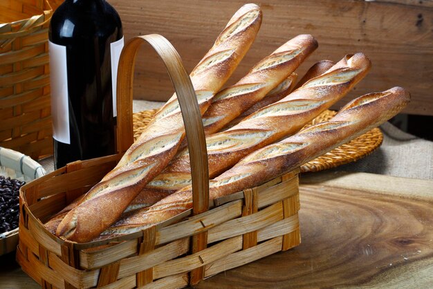 baguette pane e caffè in pasticceria