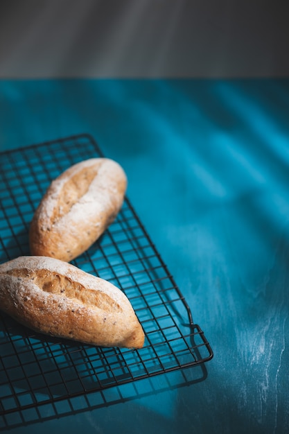 Baguette sul tavolo di legno blu