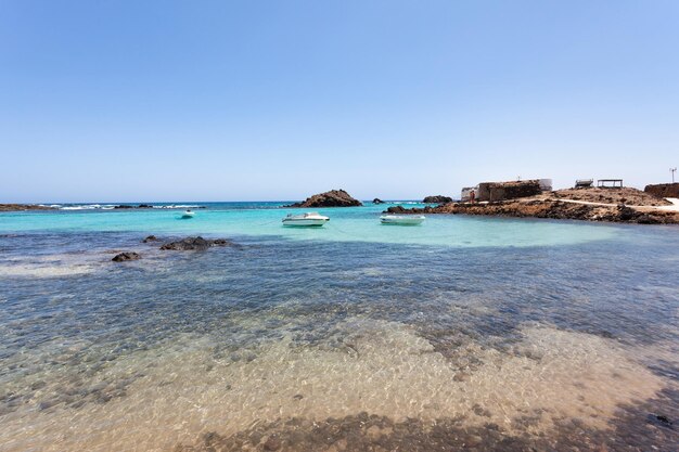 baia con acque cristalline sull'isolotto di lobos, Fuerteventura