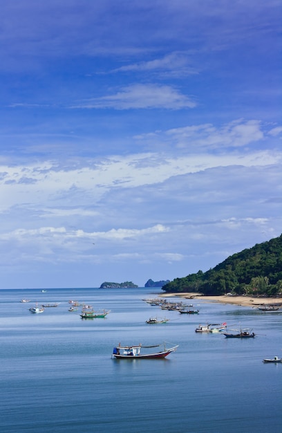 Baia con barche da pesca nel sud della Thailandia