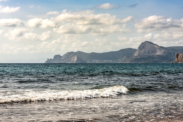 Baia del mare incorniciata da alte scogliere