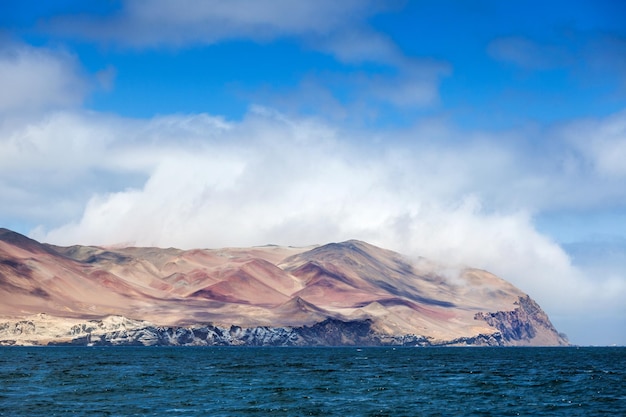 Baia dell'Oceano Pacifico in una giornata di sole