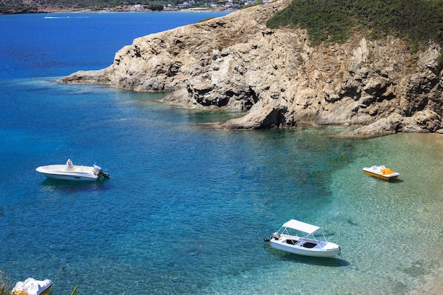 Baia delle montagne nel Mar Mediterraneo.