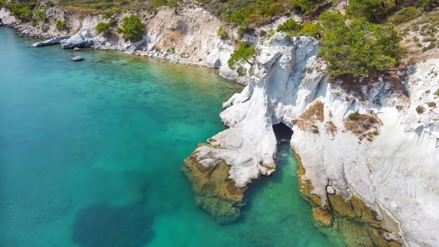 Baia delle rocce bianche, Karaburun - Smirne - Turchia. Grotta naturale nel mare. nome turco; Beyaz Kayalar Koyu - Karaburun