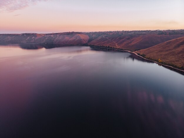 Baia di Bakota, Ucraina, vista aerea scenica di tramonto a Dniester, lago