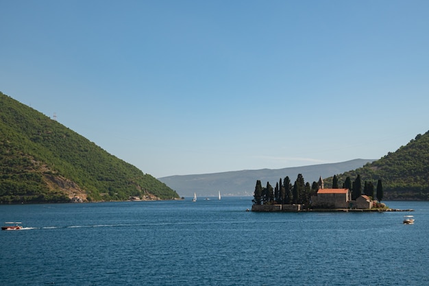 Baia di Boka-Kotor, città di Perast, Montenegro. Adriatico. Un bellissimo centro storico circondato da montagne e mare. Località estiva europea. Monastero cattolico di San Giura