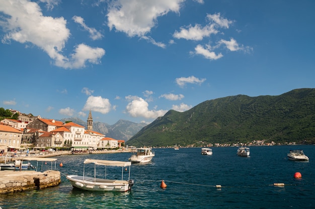 Baia di Boka-Kotor, città di Perast, Montenegro. Adriatico. Un bellissimo centro storico circondato da montagne e mare. Località estiva europea.