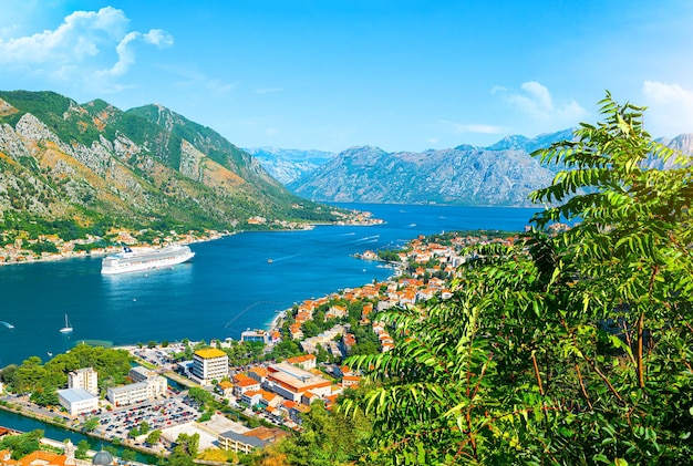 Baia di Cattaro. Vista dall'alto della baia di Kotor, Montenegro