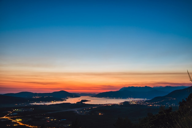 Baia di Kotor di notte