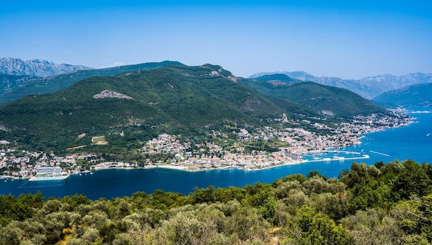 Baia di Kotor e città dall'alto