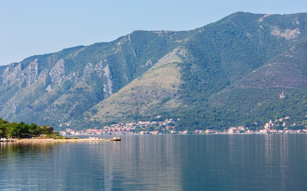 Baia di Kotor estate nebbiosa vista dall'alto e la città di Kotor sulla costa (Montenegro)