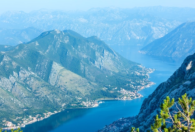 Baia di Kotor estate nebbiosa vista dall'alto (Montenegro)