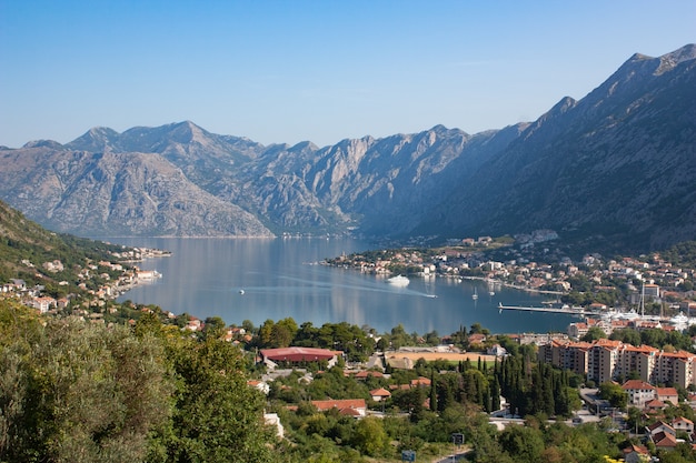 Baia di Kotor in Montenegro e città vecchia murata. vista generale