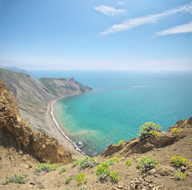 Baia di primavera mare e montagna