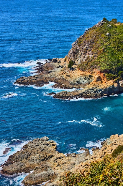 Baia sulla costa delle scogliere dell'oceano durante la primavera