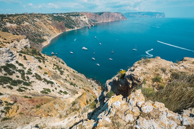 Baia. Vista dall'alto del mare con navi dal promontorio