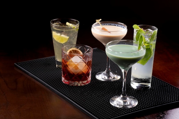 Baileys liquore al latte bevanda verde menta crema irlandese negroni mojito mixology cocktail collection