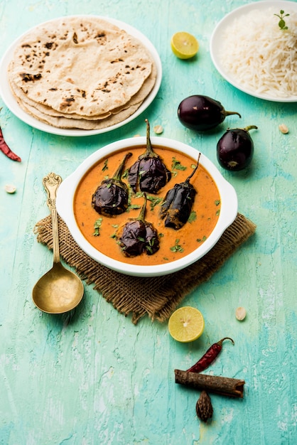 Baingan o baigan masala o melanzane o melanzane al curry servite con chapati e riso, messa a fuoco selettiva