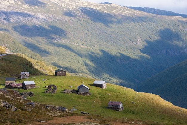 Baita rurale di montagna su una collina in alta montagna