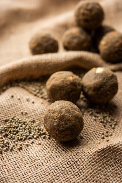 Bajra Atta Ladoo o kuler laddoo Farina di miglio Laddu un popolare snack dolce invernale dall'India