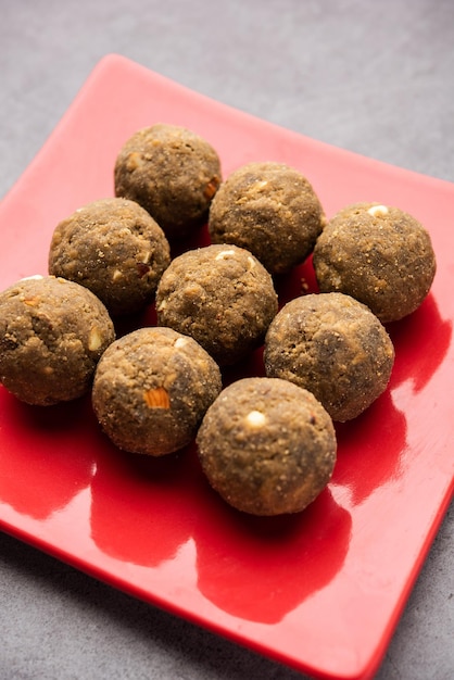 Bajra Atta Ladoo o kuler laddoo Farina di miglio Laddu un popolare snack dolce invernale dall'India