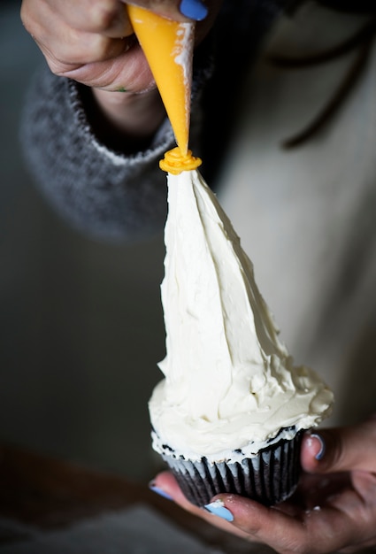 Baker decorando un cupcake