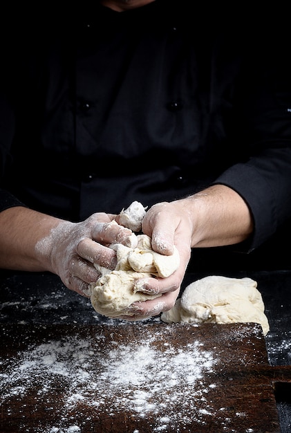 Baker impasta l&#39;impasto di farina di grano bianco