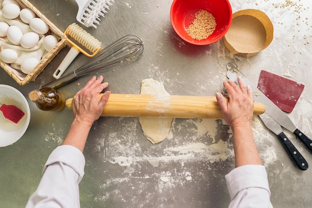 Baker impastare la pasta in una panetteria