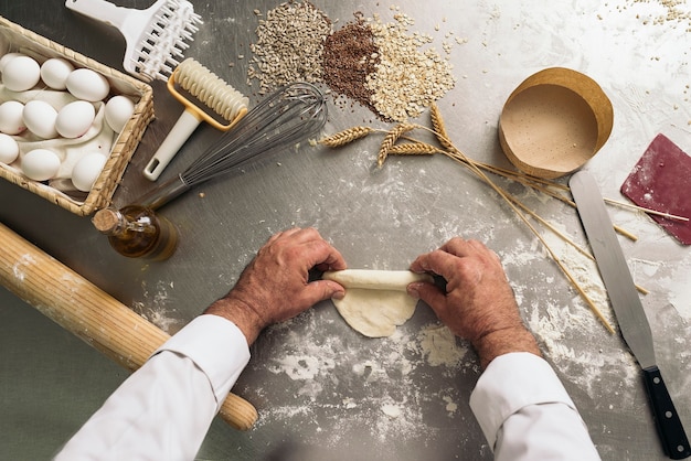 Baker impastare la pasta in una panetteria