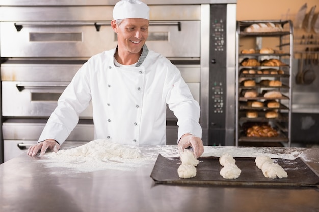 Baker mettendo la pasta sulla teglia