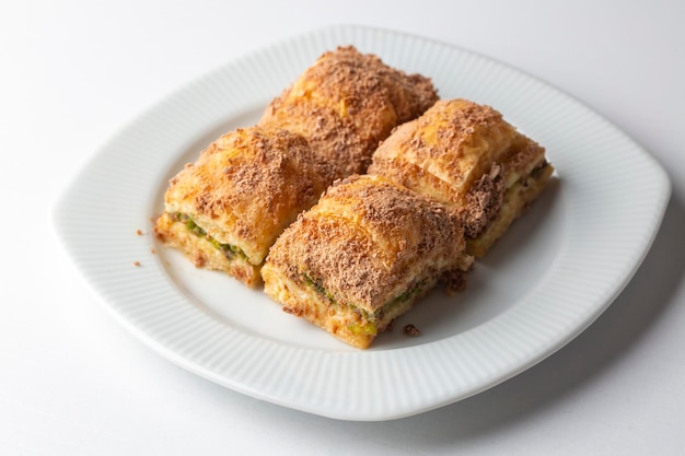 Baklava al latte freddo tradizionale turco nuovo dessert con pistacchio (nome turco; soguk baklava)