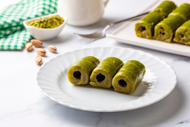 Baklava al pistacchio. Sapori mediorientali tradizionali. Il nome locale di Baklava è Fıstıklı Baklava o fıstıklı dolama. Presentazione e servizio di baklava al pistacchio in stile turco