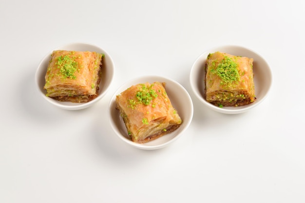 Baklava al pistacchio su sfondo bianco Dessert