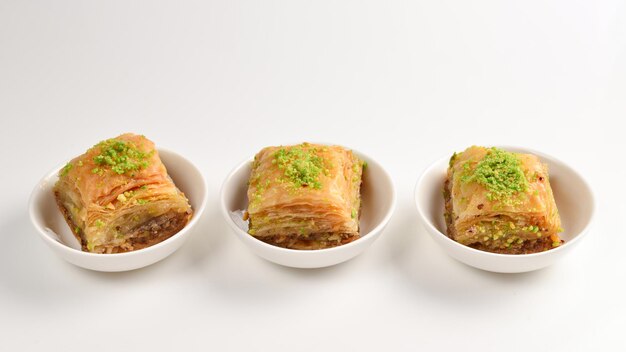 Baklava al pistacchio su sfondo bianco Dessert