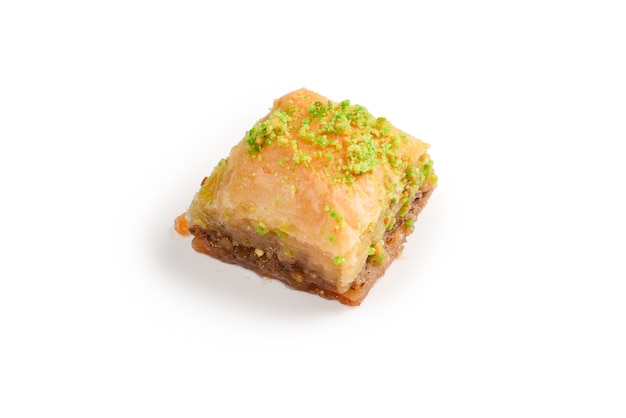 Baklava al pistacchio su sfondo bianco. Dolce.