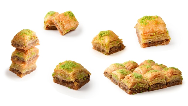 Baklava al pistacchio su sfondo bianco. Dolce.