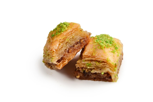 Baklava al pistacchio su sfondo bianco. Dolce.