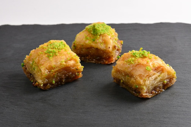 Baklava al pistacchio su un piatto nero Dessert