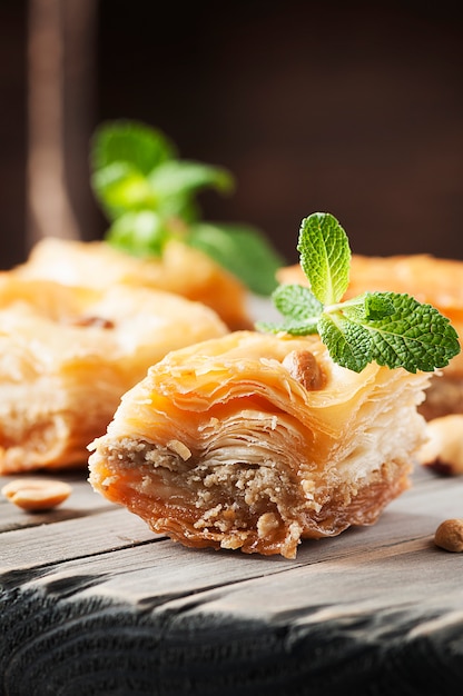 Baklava araba tradizionale del dessert con miele