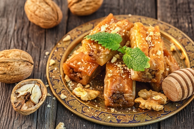 Baklava arabo tradizionale del dessert con miele e noci