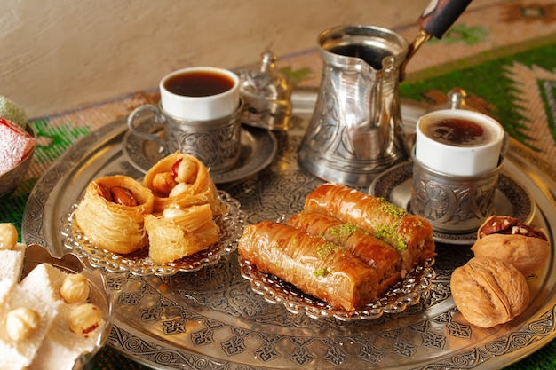 Baklava arabo tradizionale del dessert con una tazza di caffè turco