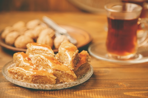 Baklava con i dadi su un fondo di legno. Messa a fuoco selettiva