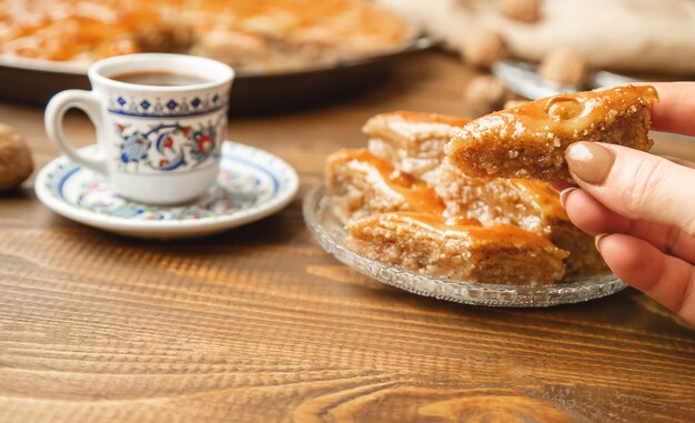 Baklava con i dadi su un fondo di legno. Messa a fuoco selettiva