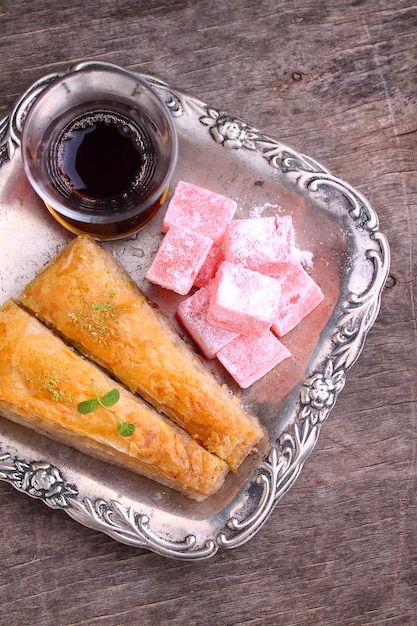 Baklava con noci e delizia turca con tè in turco