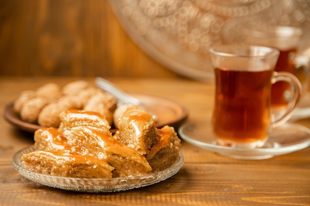 Baklava con noci su uno sfondo di legno Messa a fuoco selettiva di cibi e bevande