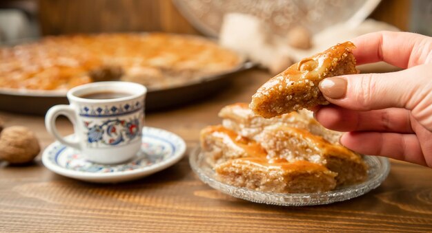 Baklava con noci su uno sfondo di legno Messa a fuoco selettiva