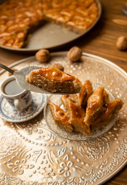 Baklava con noci su uno sfondo di legno Messa a fuoco selettiva