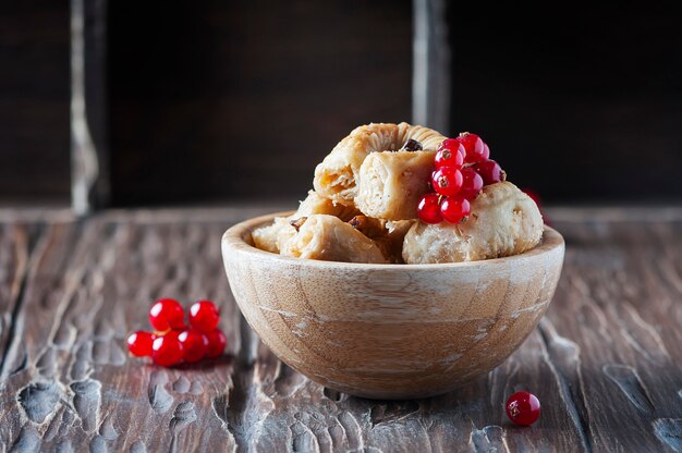 Baklava con ribes sul tavolo di legno